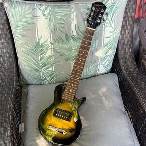 Les Paul Peewee Epiphone Electric Guitar in Black and Yellow